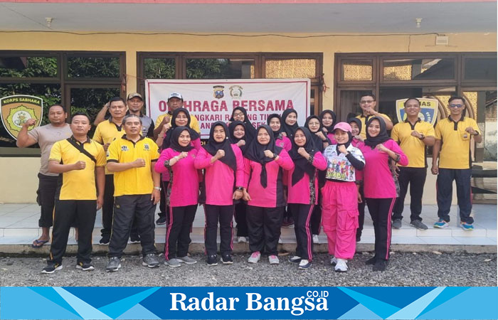 Kapolsek Tikung Iptu Tulus Haryanto bersama anggota dan Bhayangkari  saat foto bersama di halaman Makopolsek, Jumat  (12/07) (IST)