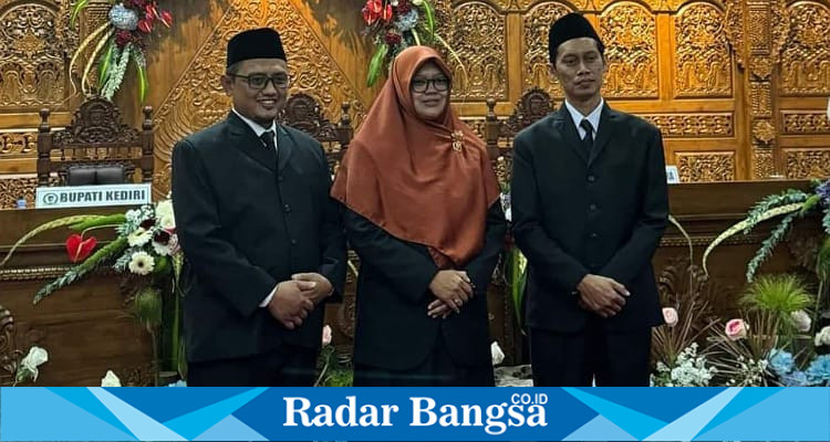 (dari kiri) Suhairi Maghfur, Reni Ramawati, A.Md dan Sulistyo Budi, S.I.P (berkacamata) (foto: Hikam)