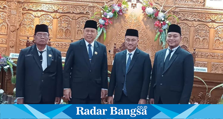 (dari kiri) Mochamat Alfian Ihwalul Rizqiya, S.Ag, Drs. H. Lutfi Mahmudiono, Antox Prapungka Jaya, S.E., M.M dan H. Syafa’at, S.E (foto: Hikam)