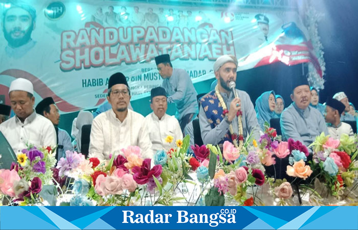 Gebyar sholawat bersama Habib Ahmad El Hadar (AEH) yang diselenggarakan oleh Pemerintah Desa Randu Padangan.