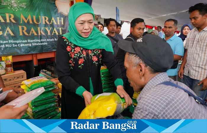 Ketua Umum PP Muslimat NU Khofifah Indar Parawansa saat berbagi dalam kegiatan Pasar Murah yang digelar PC Muslimat NU Kabupaten Situbondo di GOR Baluran Situbondo, Rabu (7/8/2024). (IST)