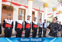 Pj Gubernur Jatim Adhy Karyono saat memantau pelatihan (IST)