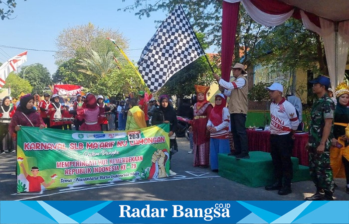 Camat Tikung Sujirman didampingi Kapolsek Tikung saat pembukaan start Karnaval (IST)