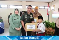 Kolonel Adhe Hansen saat salurkan Baksos di HUT RI ke-79 (IST)