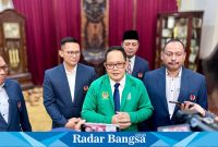 Pj.Gubernur Adhy saat diwawancari media (IST)