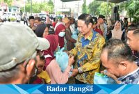 Bupati Lamongan, Yuhronur Efendi, saat menyerahkan sertifikat  PTSL  kepada warga di Kecamatan Maduran 6.431 sertifikat  dan Kecamatan Laren 3.621 sertifikat , pada Kamis (22/8). (IST)