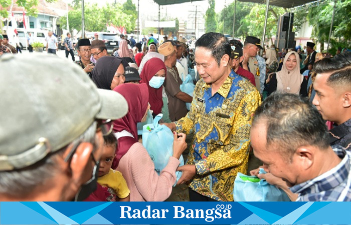 Bupati Lamongan, Yuhronur Efendi, saat menyerahkan sertifikat  PTSL  kepada warga di Kecamatan Maduran 6.431 sertifikat  dan Kecamatan Laren 3.621 sertifikat , pada Kamis (22/8). (IST)