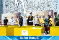 Bupati Lamongan Yuhronur Efendi saat memusnahkan barang bukti  di Lamongan Sport Center, pada Senin (26/8) (IST)