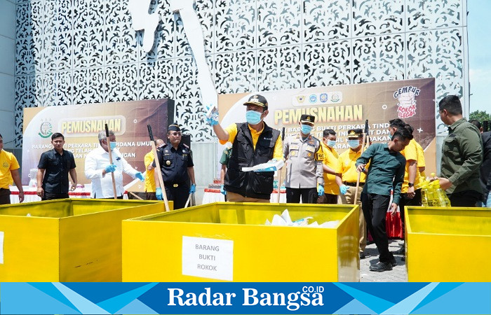 Bupati Lamongan Yuhronur Efendi saat memusnahkan barang bukti  di Lamongan Sport Center, pada Senin (26/8) (IST)