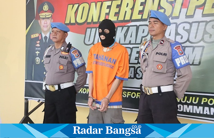 (Tengah) Pelaku Cabul saat diamankan (IST)