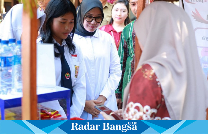 Bupati Ipuk Fiestiandani dalam acara peluncuran Program E-Saku di SMPN 1 Banyuwangi, pada 26 Agustus 2024.