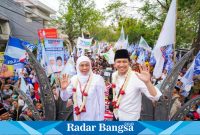 Khofifah Indar Parawansa dan Emil Elestianto Dardak secara resmi mendaftarkan diri sebagai calon gubernur dan wakil gubernur di Kantor KPU Jawa Timur pada Rabu, 28 Agustus 2024.