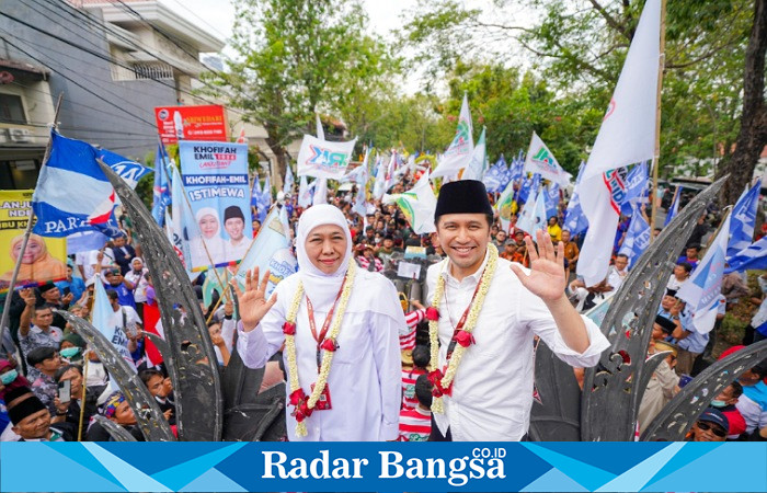 Khofifah Indar Parawansa dan Emil Elestianto Dardak secara resmi mendaftarkan diri sebagai calon gubernur dan wakil gubernur di Kantor KPU Jawa Timur pada Rabu, 28 Agustus 2024.