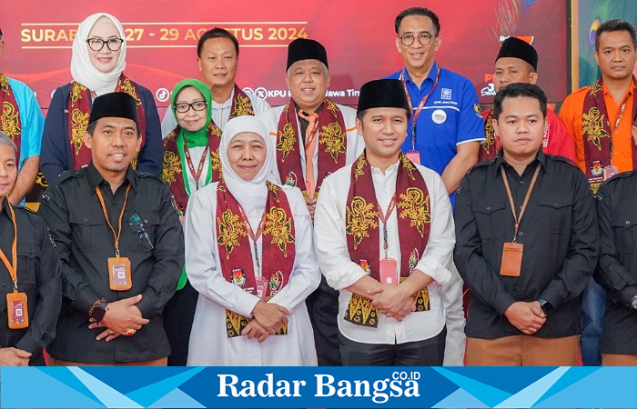 Khofifah Indar Parawansa dan Emil Elestianto Dardak secara resmi mendaftarkan diri sebagai calon gubernur dan wakil gubernur di Kantor KPU Jawa Timur pada Rabu, 28 Agustus 2024.