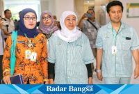 Khofifah-Emil  saat Jalani Tes Kesehatan di RSUD Dr. Soetomo (IST)
