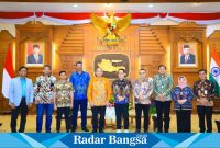 Pj. Gubernur Jawa Timur, Adhy Karyono, menyambut kunjungan kenegaraan Dubes India untuk Indonesia dan Timor Leste, , bersama Konsul Kehormatan India di Surabaya, Mr. Manoj Bhat, di Gedung Negara Grahadi pada Kamis (29/8). (IST)