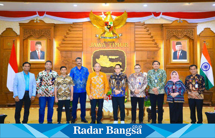 Pj. Gubernur Jawa Timur, Adhy Karyono, menyambut kunjungan kenegaraan Dubes India untuk Indonesia dan Timor Leste, , bersama Konsul Kehormatan India di Surabaya, Mr. Manoj Bhat, di Gedung Negara Grahadi pada Kamis (29/8). (IST)