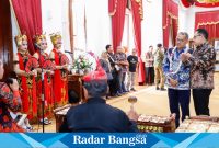 Pj Gubernur Jawa Timur, Adhy Karyono, saat menerima kunjungan kehormatan dari Duta Besar Peru untuk Indonesia, Luis Tsuboyama, di Gedung Negara Grahadi, Surabaya, pada Jumat (23/8).  (IST)