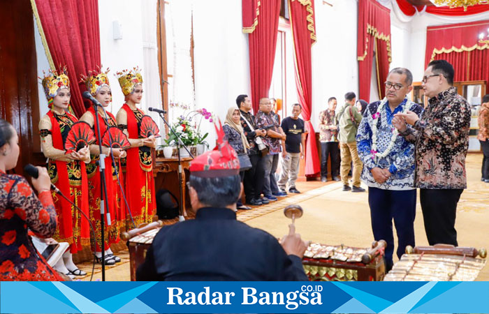 Pj Gubernur Jawa Timur, Adhy Karyono, saat menerima kunjungan kehormatan dari Duta Besar Peru untuk Indonesia, Luis Tsuboyama, di Gedung Negara Grahadi, Surabaya, pada Jumat (23/8).  (IST)