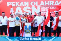 Pj. Gubernur Jawa Timur Adhy Karyono resmi membuka Pekan Olahraga ASN Pemerintah Provinsi Jawa Timur di Halaman Kantor Gubernur Jatim, Jalan Pahlawan 110 Surabaya pada Kamis pagi, (08/08).  (ist)