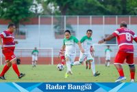 Pj.  Gubernur Jawa Timur, Adhy Karyono, berpartisipasi dalam pertandingan persahabatan sepak bola  (ist)