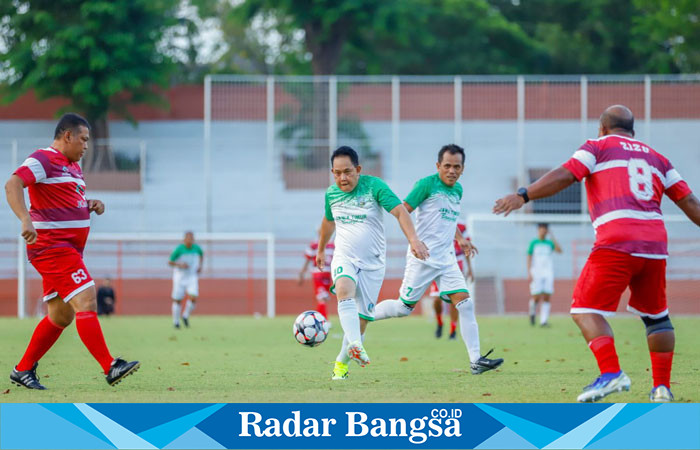 Pj.  Gubernur Jawa Timur, Adhy Karyono, berpartisipasi dalam pertandingan persahabatan sepak bola  (ist)