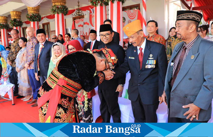 Pj.  Gubernur Jawa Timur, Adhy Karyono, saat sunkem  kekeluarga pahlawan di acara Tasyakuran dan Ramah Tamah di Gedung Negara Grahadi, Surabaya, pada Sabtu (17/8). (IST)