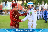 Pj  Gubernur Jawa Timur, Adhy Karyono, saat memberikan apresiasi Inpektur Upacara penurunan Bendera (IST)