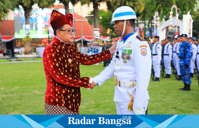 Pj  Gubernur Jawa Timur, Adhy Karyono, saat memberikan apresiasi Inpektur Upacara penurunan Bendera (IST)