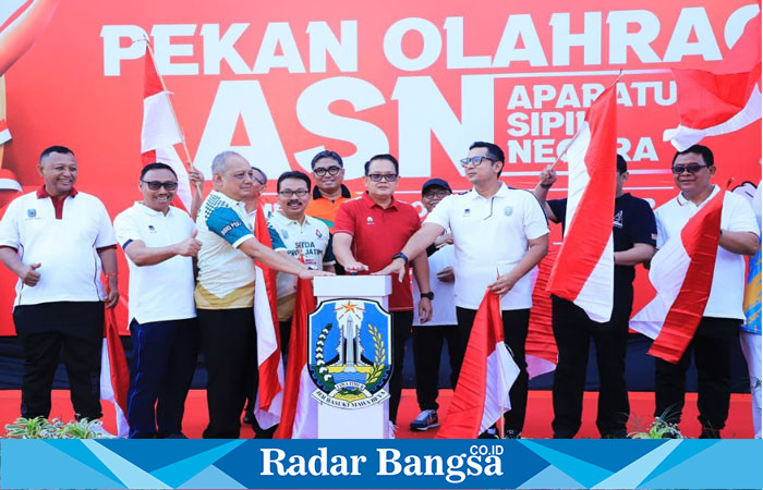 Pj. Gubernur Jawa Timur Adhy Karyono resmi membuka Pekan Olahraga ASN Pemerintah Provinsi Jawa Timur di Halaman Kantor Gubernur Jatim, Jalan Pahlawan 110 Surabaya pada Kamis pagi, (08/08).  (ist)