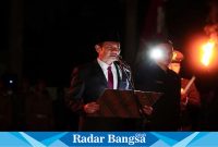 Bupati Lamongan Yuhronur Efendi  saat Apel Kehormatan dan Renungan Suci menjelang peringatan HUT  ke-79 Republik Indonesia tahun 2024, di Taman Makam Pahlawan  Kusuma Negara. (IST)