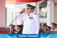 Bupati Lamongan, Yuhronur Efendi, memimpin Upacara Penurunan Bendera Merah Putih HUT  ke-79 Kemerdekaan Republik Indonesia, di Alun-Alun Lamongan pada Sabtu (17/8/2024). (IST)