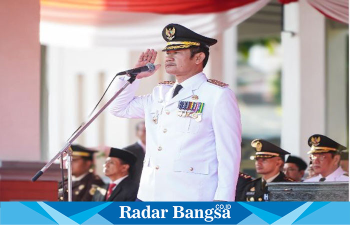 Bupati Lamongan, Yuhronur Efendi, memimpin Upacara Penurunan Bendera Merah Putih HUT  ke-79 Kemerdekaan Republik Indonesia, di Alun-Alun Lamongan pada Sabtu (17/8/2024). (IST)