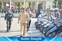 Bupati Lamongan Yuhronur Efendi dalam apel gelar pasukan Operasi Mantap Praja Semeru 2024 yang diadakan di Alun-Alun Kabupaten Lamongan pada Senin (19/8) pagi.