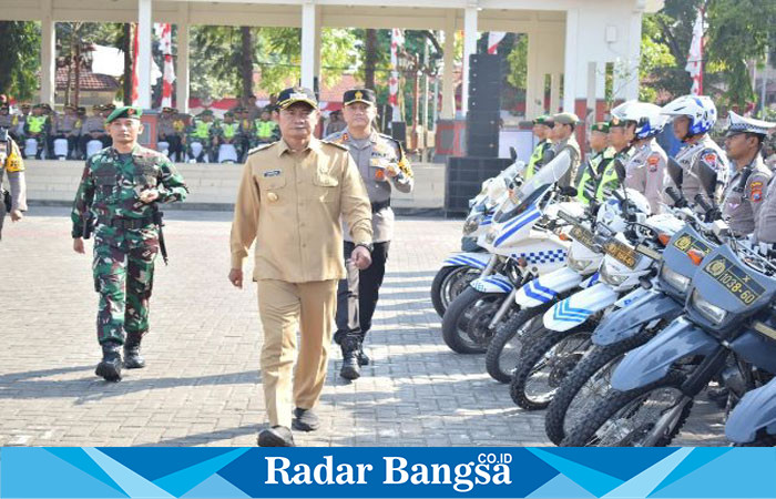 Bupati Lamongan Yuhronur Efendi dalam apel gelar pasukan Operasi Mantap Praja Semeru 2024 yang diadakan di Alun-Alun Kabupaten Lamongan pada Senin (19/8) pagi.