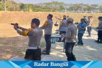 Kapolres Lamongan, AKBP Bobby Adimas Condro Putra, SH, S.I.K, M.Si, saat mengikuti latihan menembak (IST)