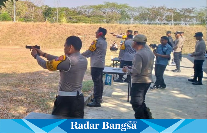 Kapolres Lamongan, AKBP Bobby Adimas Condro Putra, SH, S.I.K, M.Si, saat mengikuti latihan menembak (IST)