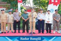 Bupati Lamongan, Yuhronur Efendi, saat melepas peserta lomba gerak jalan tingkat SD/MI se-Kecamatan Lamongan pada Selasa (20/8/2024) (IST)