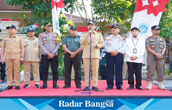 Bupati Lamongan, Yuhronur Efendi, saat melepas peserta lomba gerak jalan tingkat SD/MI se-Kecamatan Lamongan pada Selasa (20/8/2024) (IST)