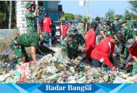 Anggota TNI saat besihkan sampah di pantai Kutang (IST)