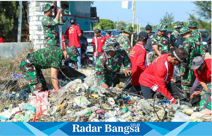 Anggota TNI saat besihkan sampah di pantai Kutang (IST)