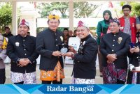 Bupati Lamongan, Yuhronur Efendi hadiri kirab maskot Pilkada Serentak 2024, pada Kamis (22/8/2024) (IST)