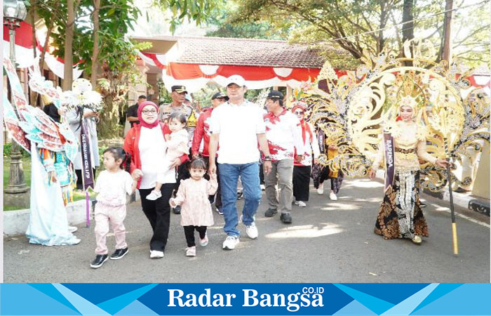 Bupati Lamongan, Yuhronur Efendi, saat  melepas langsung acara Megkarnaval  dari depan Pendopo Lokatantra Kabupaten Lamongan, pada Minggu (25/8/2024).  (IST)