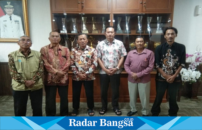 Pertemuan antara Bupati Lamongan, Yuhronur Efendi, dan para perwakilan pendemo di Pendopo Lokatantra Lamongan pada Minggu, 25 Agustus 2024. (Dok foto IST)