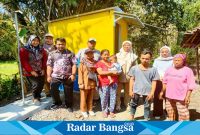 Dinas Pekerjaan Umum dan Penataan Ruang Kabupaten Ngawi saat menyerahkan  Septik Individual kepada warga (IST) 