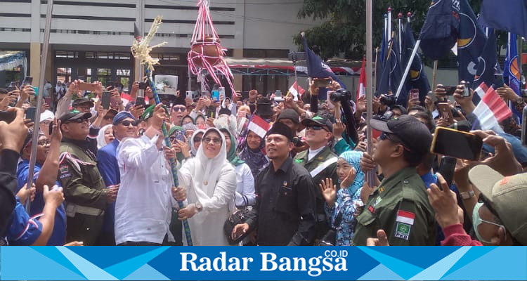 Paslon Deny - Muda melakukan kepruk Kendil di gerbang KPU (foto: Hikam)