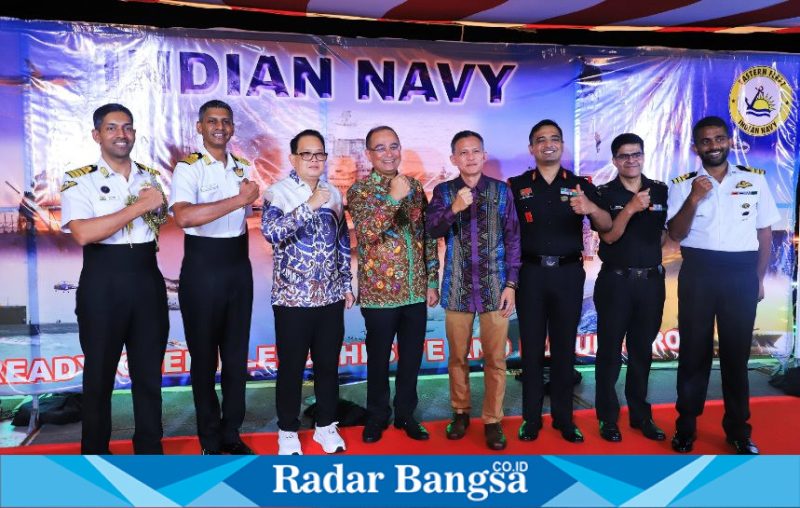 Pj  Gubernur Jawa Timur, Adhy Karyono, menghadiri acara makan malam di atas geladak Kapal Perang India INS Shivalik yang sedang bersandar di Pelabuhan Tanjung Perak Surabaya, pada Kamis malam (29/08). (IST)