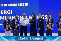 Ketua DPW Partai NasDem Jawa Timur, Lita Macfud Arifin menyerahkan B1KWK kepada H. Deny Widyanarko (IST)