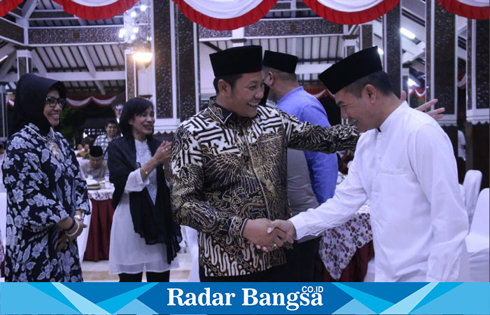 Plt. Bupati Sidoarjo dan istri saat menghadiri Malam Tasyakuran Peringatan HUT Ke-79 RI di Pendopo Delta Wibawa, pada Jumat malam (16/08)(IST)