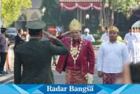 Plt. Bupati Sidoarjo, H. Subandi mengenakan pakaian adat Palembang, Sumatera Selatan (IST)